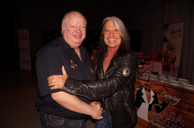 Jürgen Steinbrecher (l.) war Stadl-Wirt und "schmiss" die VIP-Party - hier mit Waterloo.