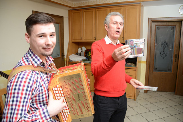 Michael Sattler (19), Bronzemedaillengewinner auf der Steirischen im Frühjahr 2015 in Portoroz, Slovenien, mit seinem Manager Gottfried Kletzmair (v. li.). Zwei CDs und eine DVD hat der Jungmusiker bereits erfolgreich herausgebracht. Sein Ziel ist Weltmei