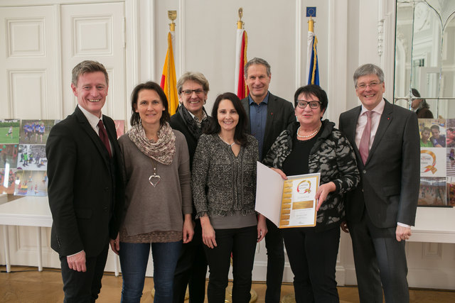Sportdirektor Arno Arthofer, Renate Macher-Meyenburg, Landesschulratspräsident Rudolf Altersberger, LH Peter Kaiser mit den Vertreterinnen der Theodor Körner Schule.