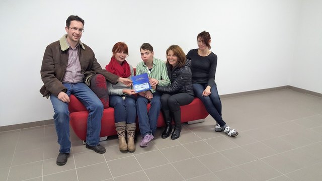 Bei der Spendenübergabe: Stefan Kaiser (Lionsclub), Manuela Grabner (Verbundleitung Wohnen), Matthias Hofer (einer der Bewohner), Julia Hofer (Verein Kaleidoskop) und Wirwe Stockmair (Betreuerin).