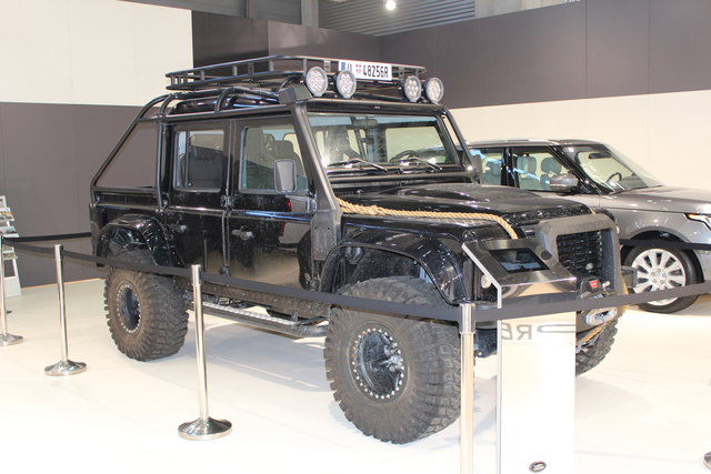 Land Rover hat nach Wien auch den "Bond"-Defender mitgebracht. Das originale Film-Fahrzeug aus Spectre wurde bei den Dreharbeiten zum 24. Bond-Abenteuer in Sölden und Obertilliach eingesetzt.