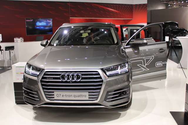 Der Audi Q7 e-tron 3.0 TDI quattro ist der erste Diesel-Plug-in-Hybrid mit Allrad-Antrieb in seinem Sement und der erste Plug-in-Hybrid mit Dieselmotor von Audi.
