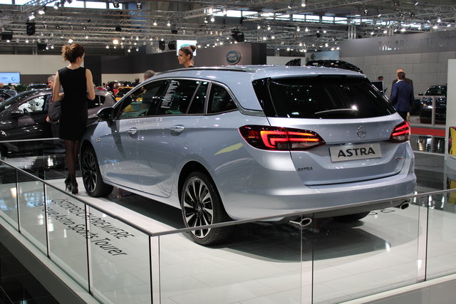 Der Opel Astra SportsTourer bietet 1.630 Liter Ladevolumen.