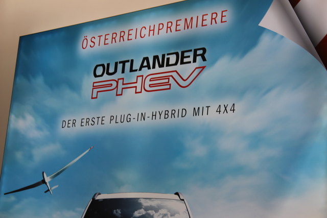 Der Outlander Plug-in-Hybrid kombiniert zwei Elektromotoren mit je 60 kW Leistung mit einem 2,0-Liter-Benziner mit 121 PS (70 kW). Seine Reichweite: elektrisch bis zu 52 Kilometer, kombiniert bis 800 km.