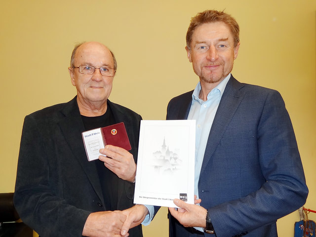 Wilhelm Humer (l.) mit Sportreferent Gerhard Kroiß. | Foto: Stadt Wels