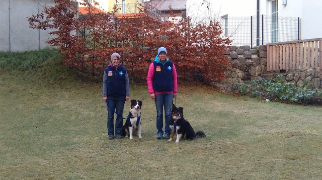 Abgeschlossene Ausbidung: Jutta Oberdammer mit Jessy (li.) und Sonja Gamsjäger mit Jack.