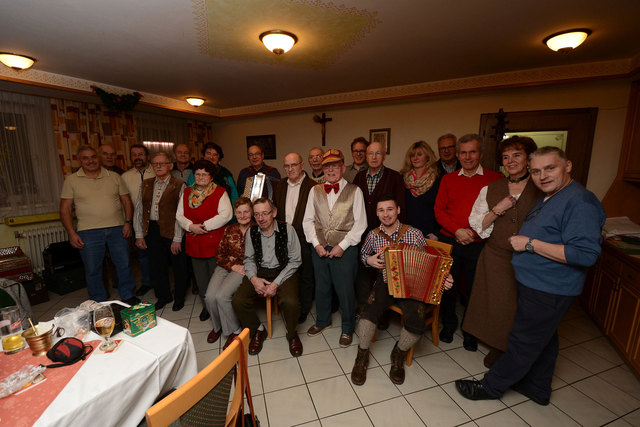 Zum St. Valentiner Musikantenstammtisch kommen jeden zweiten Freitag im Monat Musikanten aus dem Mühlviertel, Hausruckviertel und Mostviertel. Am Bild Kirchenwirt Franz Grülnberger, Vorsitzende des Stammtisches Elisabeth Kaineder, Kronstorf, Gottfried Kle