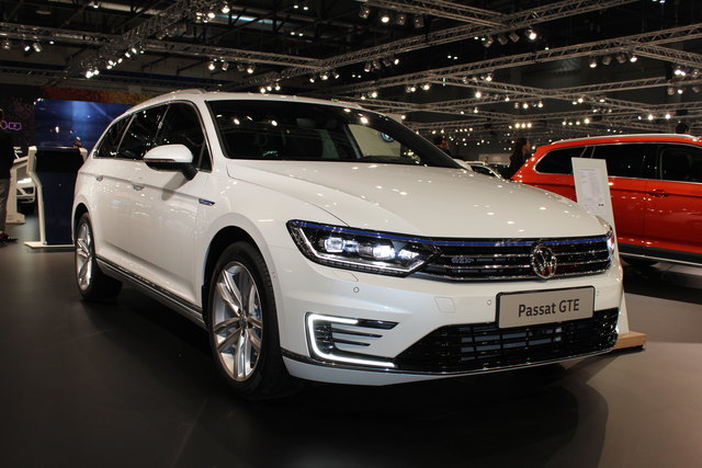 Der neue Passat GTE wird als Variant und Limousine angeboten. Er führt die Volkswagen-Reihe der Plug-in-Hybrid-Modelle fort. Startpreis ab 47.570 Euro für die Limousine, 49.220 Euro für den Variant. Systemleistung: 218 PS. Der Passat GTE ist bei ausgewähl