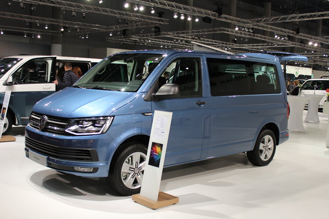 Der VW Multivan setzt mit der Edition 30 schwarze Akzente im Exterieur. Er ist ab 54.100 Euro bestellbar.