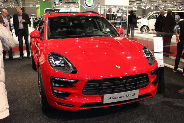 Porsche schickt den Macan GTS ins Rennen um die attraktivste Österreich-Premiere. Der Sportwagen unter den SUV leistet 360 PS, liefert 500 Nm Drehmoment und ist in 5,2 Sekunden auf 100 km/h. Der Macan GTS wird ab Ende Jänner 2016 in Österreich ausgeliefer