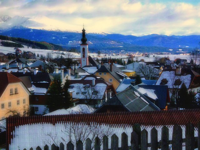 Das winterliche Mauterndorf lässt in der Ferne auch den Blick auf Mariapfarr zu.