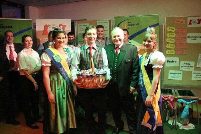 Milchprinzessin Birgit, Milchkönigin Silvia und Kammerpräsident Hermann Schultes gratulierten Christian Knoll mit einem Lebensmittelkorb.