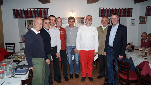 Die Bestellten und Beförderten mit Landesrettungskommandant Anton Holzer (re.), Bezirksrettungskommandant Anton Schilcher (2. v. re.) sowie mit Bezirksrettungschefarzt Raimund Schiefer (li.).