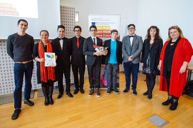 Florian Ablöscher von FAIRTRADE Österreich (l.), Franziska Kunyik (Land NÖ, 2.v.r.) und Sylvia Müller-Andre von Ökolog (r.). gratulierten den SchülerInnen der HTL St. Pölten sowie Lehrerin Dorothea Mayr (2.v.l.).
