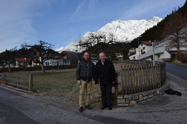 Elmar Spiß und Herbert Striegl vor dem Gemeindegrund in Fritzens.