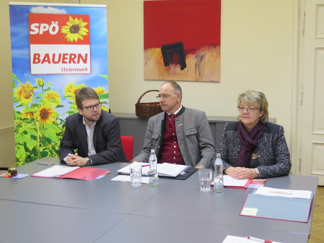 „Wir müssen die kleinstrukturierte Landwirtschaft in unserem Bundesland fördern und dadurch erhalten“, umrissen der SPÖ-Spitzenkandidat für die Landwirtschaftskammerwahl, Kammerrat Walter Schuster, SPÖ-Klubobmann Hannes Schwarz und SPÖ-Agrar­sprecherin LA | Foto: SPÖ Steiermark