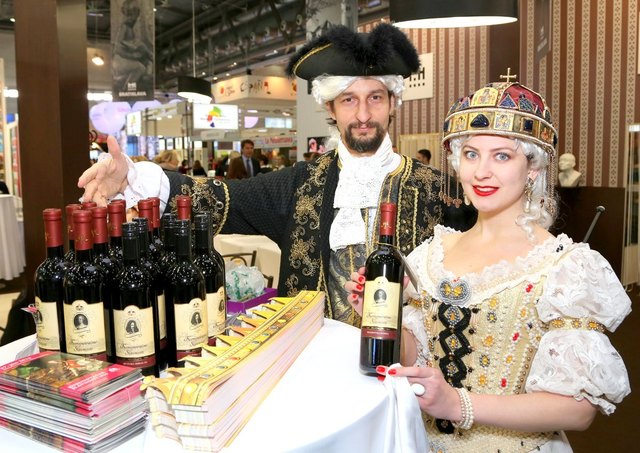 Mittelalterliche Präsentation für guten Wein gibt es auf der Ferien Messe.