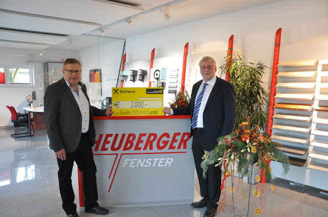 Die Weihnachtsaktion brachte 2.000 Euro an Spenden ein, die nun übergeben wurden. Im Bild von links: Heuberger-Firmenchef Wilhelm Schruckmayr und Hilfsdienst-Obmann Johann Eckschlager.