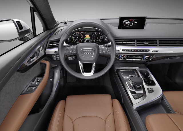 Der Audi Q7 e-tron liefert eine Systemleistung von 373 PS und 700 Newtonmetern Drehmoment. Rein elektrisch fährt er bis zu 56 Kilometern. Er wird in Österreich ab Mitte 2016 ausgeliefert. Preise sind noch nicht bekannt.