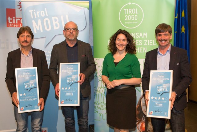 GV Manfred Niederwolfsgruber (St. Jakob i. Def.), Bgm. Bernhard Schneider (Assling), Mobilitätslandesrätin Ingrid Felipe und Bgm. Dietmar Ruggenthaler (Virgen) bei der Verleihung der Mobilitätssterne.