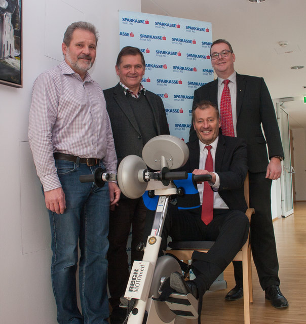 Hubert Schwemberger (sitzend) und Simon Stadler (rechts) überreichten die Spende der Sparkasse Imst AG an Heimleiter Adalbert Kathrein (ganz links) und Verbandsobmann Bürgermeister Siegfried Neururer.