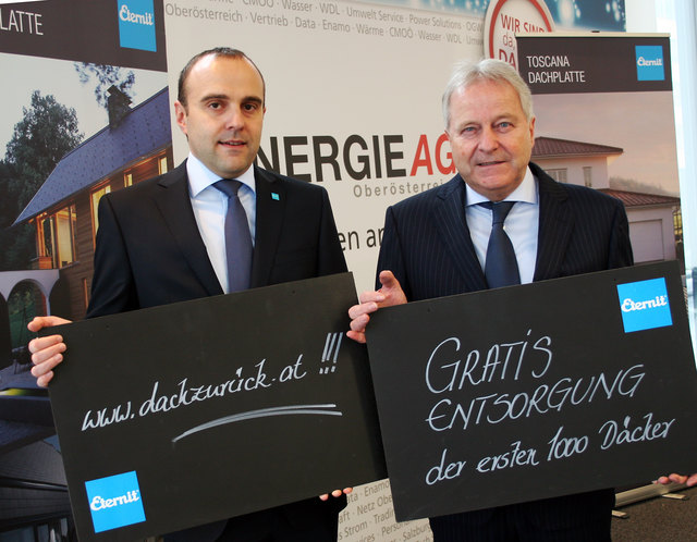 Peter Rungger, Vorstandssprecher Eternit-Werke Ludwig Hatschek AG (l.), und Generaldirektor Leo Windtner: Neues Dach spart Heizkosten.