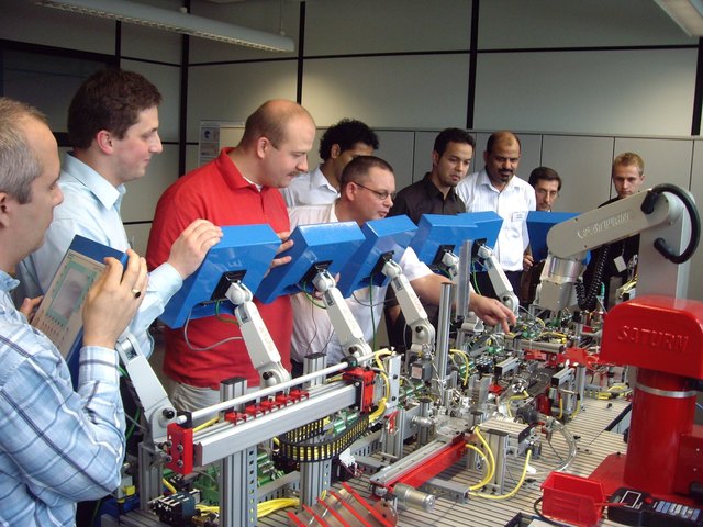 Trotz Digitalisierung suchen Unternehmen auch nach Fachkräften mit handwerklicher und technischer Ausbildung.