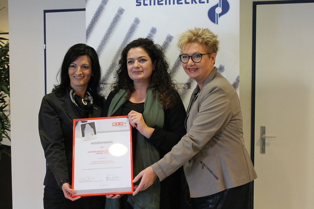 Margit Angerlehner (l.) und Maria Reischauer (r.) (FidW) überreichten Ulrike Scheinecker-Graul die Urkunde.