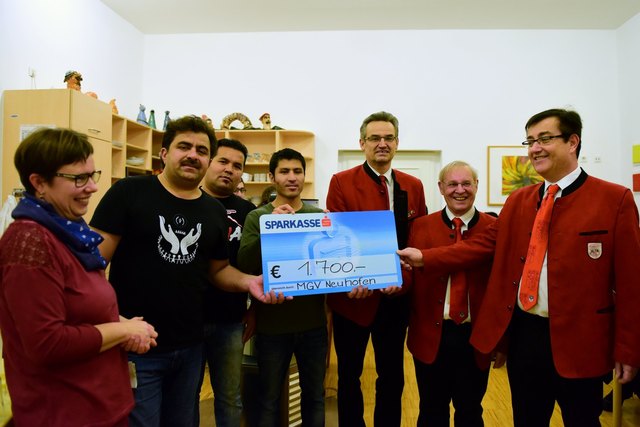 Am Foto von links: Maria Klaffenböck (Herberge NEUhofen), Mahmad Shah, Bismellah, Zamen, Karl Heinz-Pramhaas, Fritz Kronawettleitner, Thomas Eiber