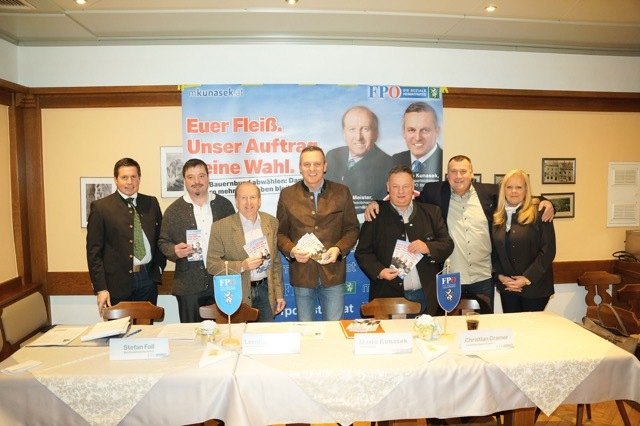 Stefan Fall, Spitzenkandidat für den Bezirk Voitsberg (2.v.l.) mit den Parteikollegen, u.a. Landesparteiobmann Mario Kunasek (4.v.l.).