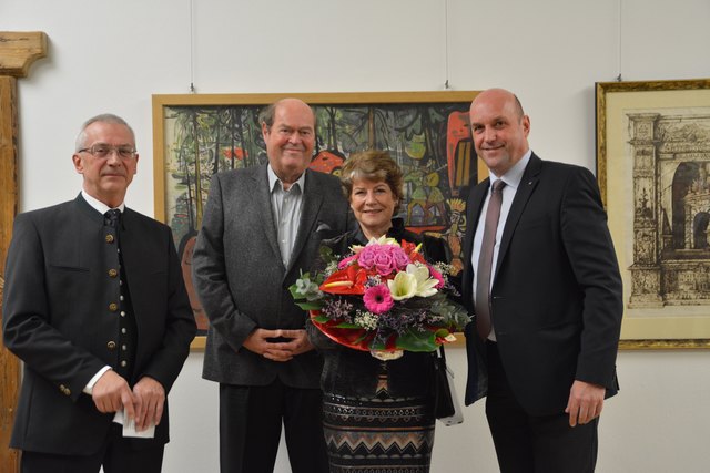 Museumskustos Ulrich Höllhuber und Bürgermeister Joachim Maislinger bedankten sich bei Margit und Armin Philipp für die Leihgaben.