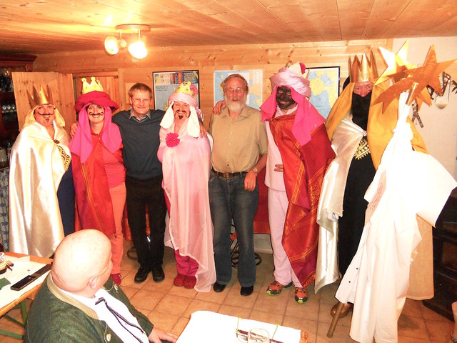 Originelle Sternsinger und Heimatbühne-Mitglieder gratulierten Stefan Wieser und Walter Rafelsberger (70) bei der „120-Jahr-Feier“.