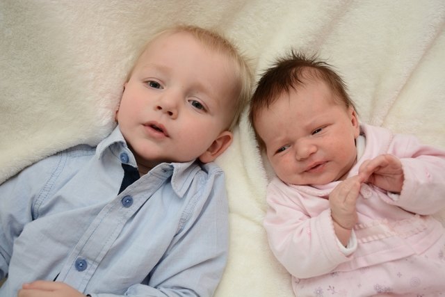 Baby Darja Haschej mit ihrem großen Bruder Matija