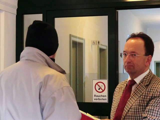 Verteidiger Thomas Trixner mit Angeklagtem