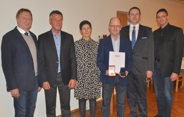 Die Ausgezeichneten Fritz Schnecker (3. von rechts) und Martin Leitgeb (2. von links) mit (von links) Wolfgang Ivancsics, Helene Miksits, Patrick Miksits und Thomas Novoszel