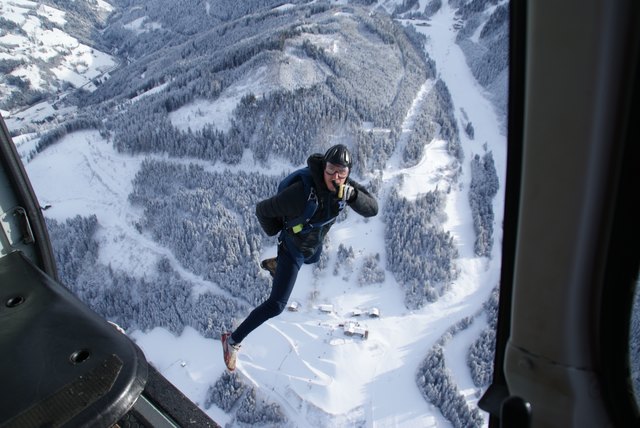 Hoch über St. Johann lassen sich die Athleten aus dem Helikopter fallen.