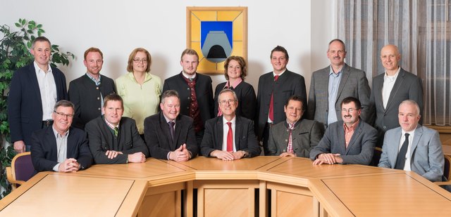 Der ÖVP-Wunschgemeinderat: Bürgermeister Josef Dillersberger (vorne, Mitte) und die 14 nächstgereihten der "Gemeinsamen Schwoicher Liste – ÖVP".