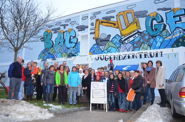 Großes Miteinander beim Café Miteinander im Jugendzentrum Bagger. Re. außen Initiator Gjavit Shabanaj.