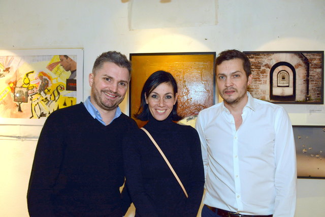 Adriana Stich-Zartl (m) mit den Künstlern Leopold Liem (l) und Tobias St. Julien (r)