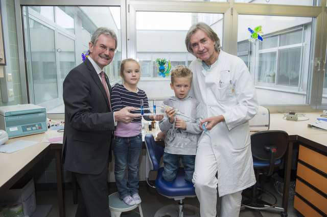 Klara Pritz und Tobias Kleemann vom Kindergarten Handel-Mazzetti-Straße St. Pölten mit Landesrat Karl Wilfing und Karl Zwiauer, Leiter der Klinischen Abteilung für Kinder- und Jugendheilkunde am Universitätsklinikum St. Pölten