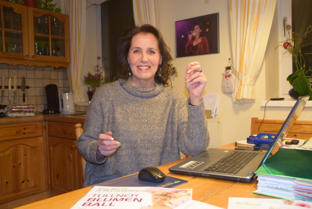 Ballobfrau Eva Koloseus: Der Esstisch ist ihr Büro, von dort aus organisiert sie den Blumenball.