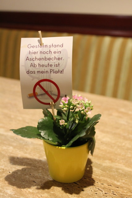 Ersatz Anstatt Aschenbecher auszuleeren, müssen nun Blumen gegossen werden