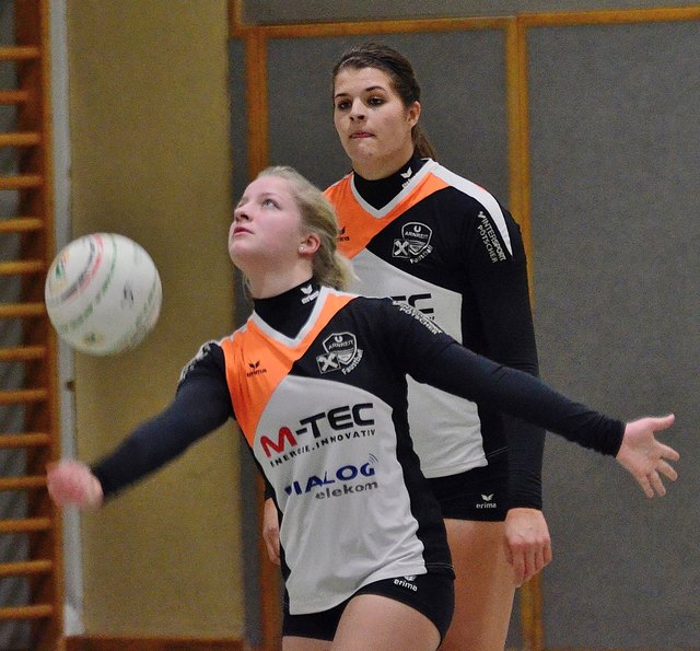 Magdalena Bauer, Magdalena Lindorfer und ihre Teamkolleginnen freuen sich auf die Faustball-Schlacht am Wochenende.