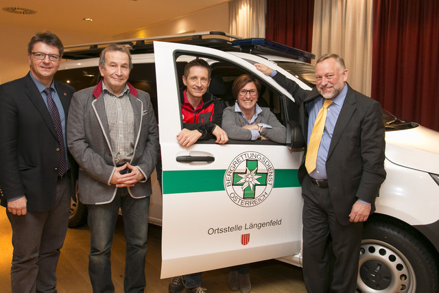 Ralf Schonger, Ewald Schmid (Vizedirektor von Ötztal Tourismus), Ortsstellenleiter Adriano Raffl, Fahrzeugpatin Anna Maria Wilhelm und TIWAG-Vorstand Johann Herdina.