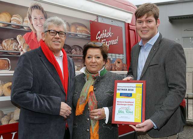 Günther Weinberger und Firmenchef Alexander Weinberger mit Karin Renner