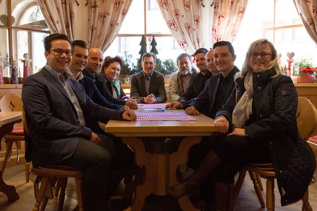Das Team um Bürgermeisterkandidat Hans Deutschmann
v.l.n.r. Fabio Tauderer (7. Listenplatz), Fabian Muigg (3. Listenplatz), Robert Hupfauf (5. Listenplatz), Christine Roost (4. Listenplatz), Johann Deutschmann (Bürgermeisterkandidat), Peter Gleinser (2. L