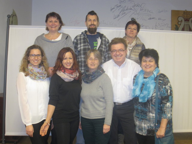 Foto Werner Schöll von links: hinten Martina Pauer, Wolfgang Binder und Johanna Presch, vorne Patricia Steiner, Viktoria Laki, Johanna Schumann, Werner Schöll und Christine Binder.