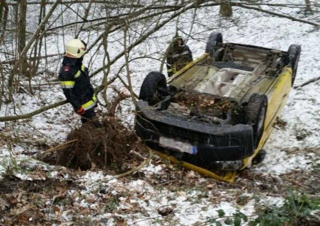Das Postauto kam am Dach zu liegen, der Fahrer blieb unverletzt.