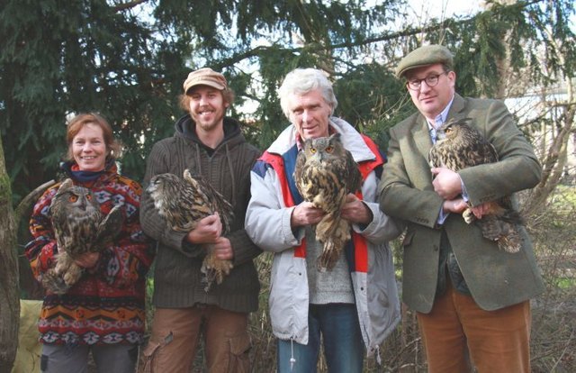 Birgit Prager, Tierpflegerin EGS; Stefan Knöpfer, Tierpfleger EGS; Hans Frey, wissenschaftlicher Leiter EGS; Douglas O’Donell vom ehemaligen Wildpark Hochkreut