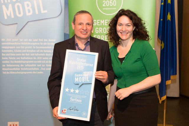 Auszeichnung: Bgm. Paul Greiter (Gemeinde Serfaus) mit LHStvin Ingrid Felipe bei der Verleihung der Mobilitätssterne 2015.